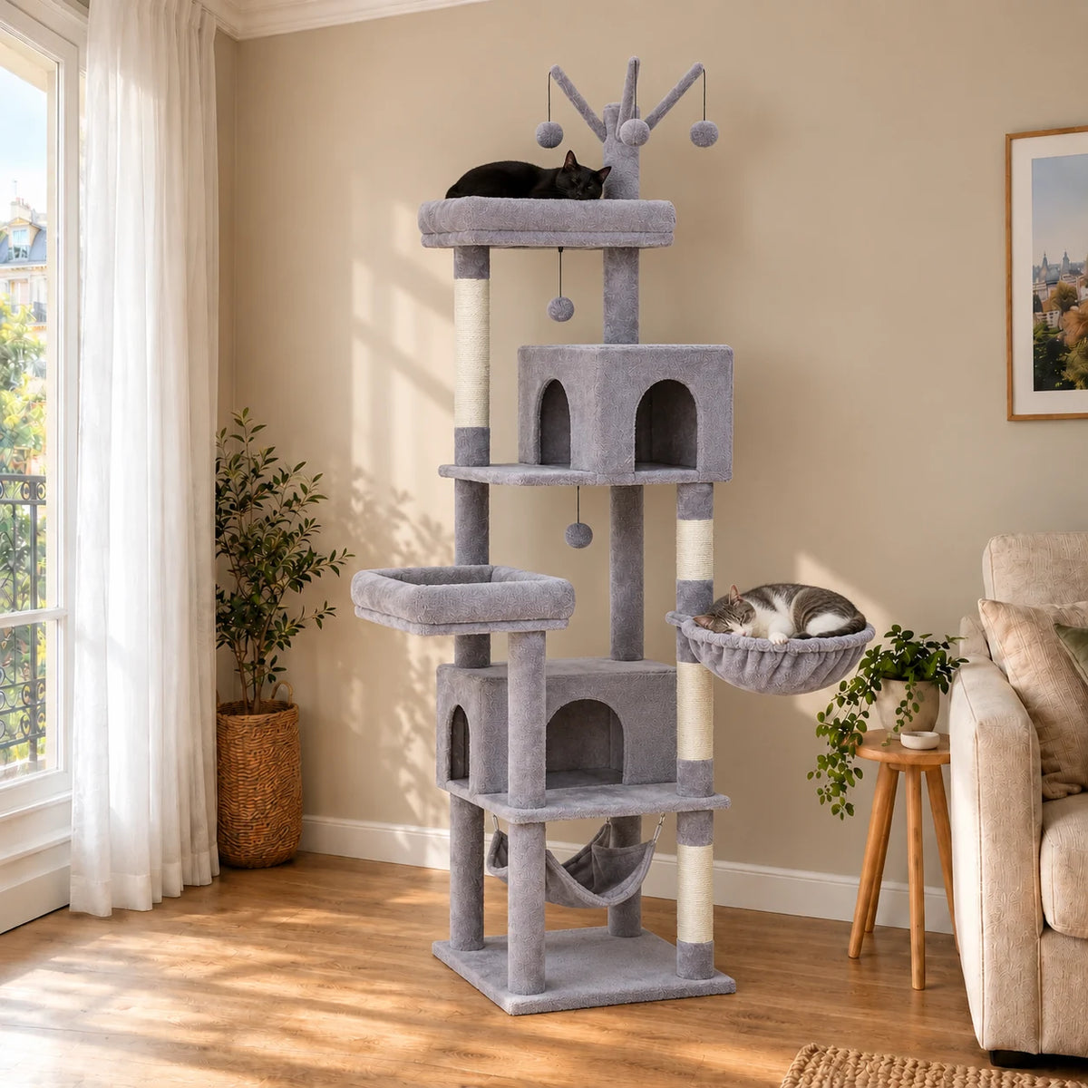 Arbre à chat Sterling gris dans un salon avec deux chats endormis
