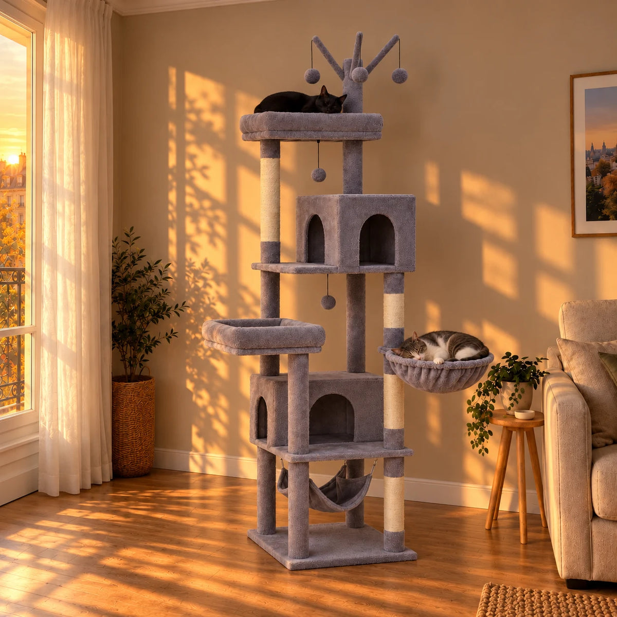 Arbre à chat gris Sterling dans un salon au coucher du soleil avec deux chats endormis