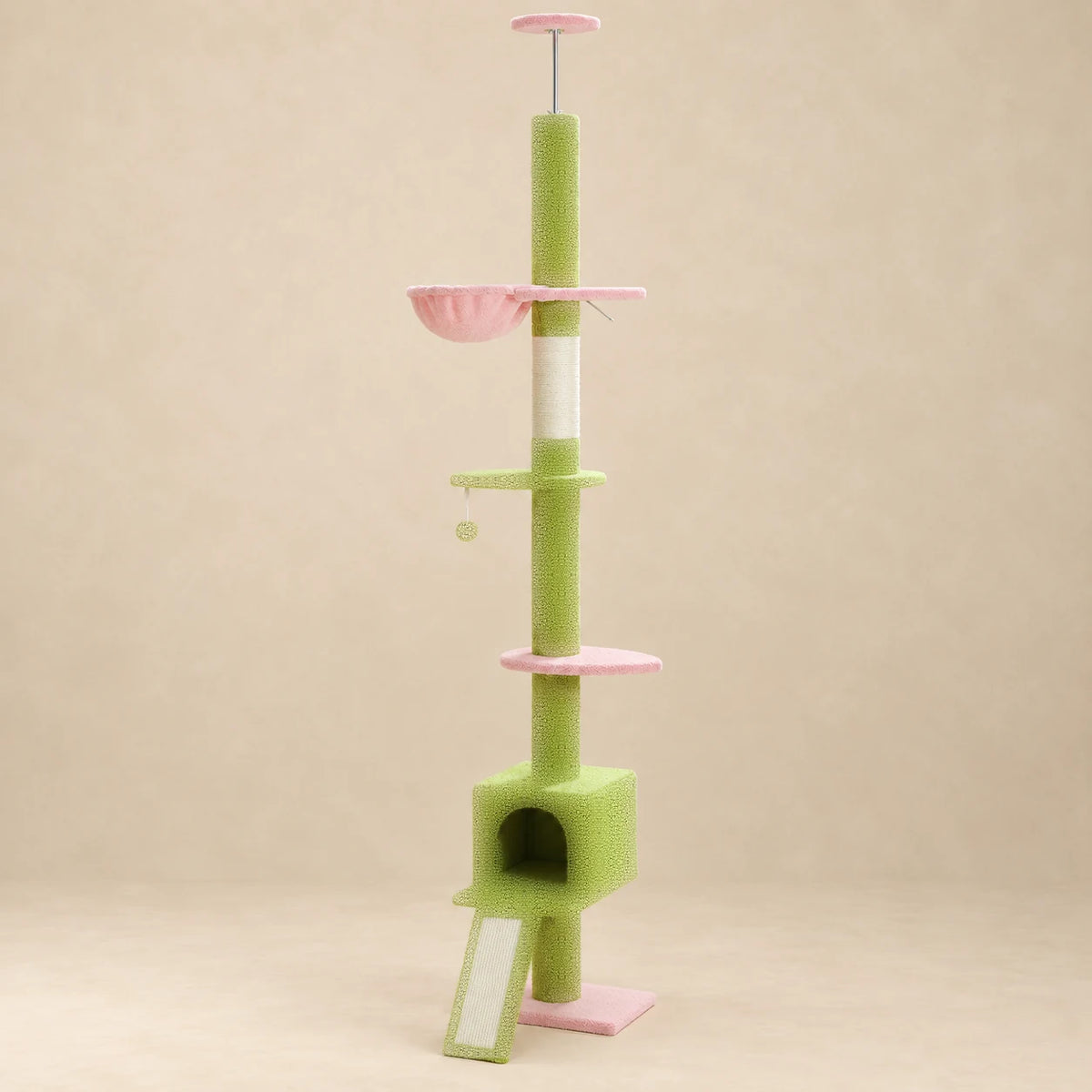 Arbre à chat Mallow rose et vert du sol au plafond, vue entière sur fond beige