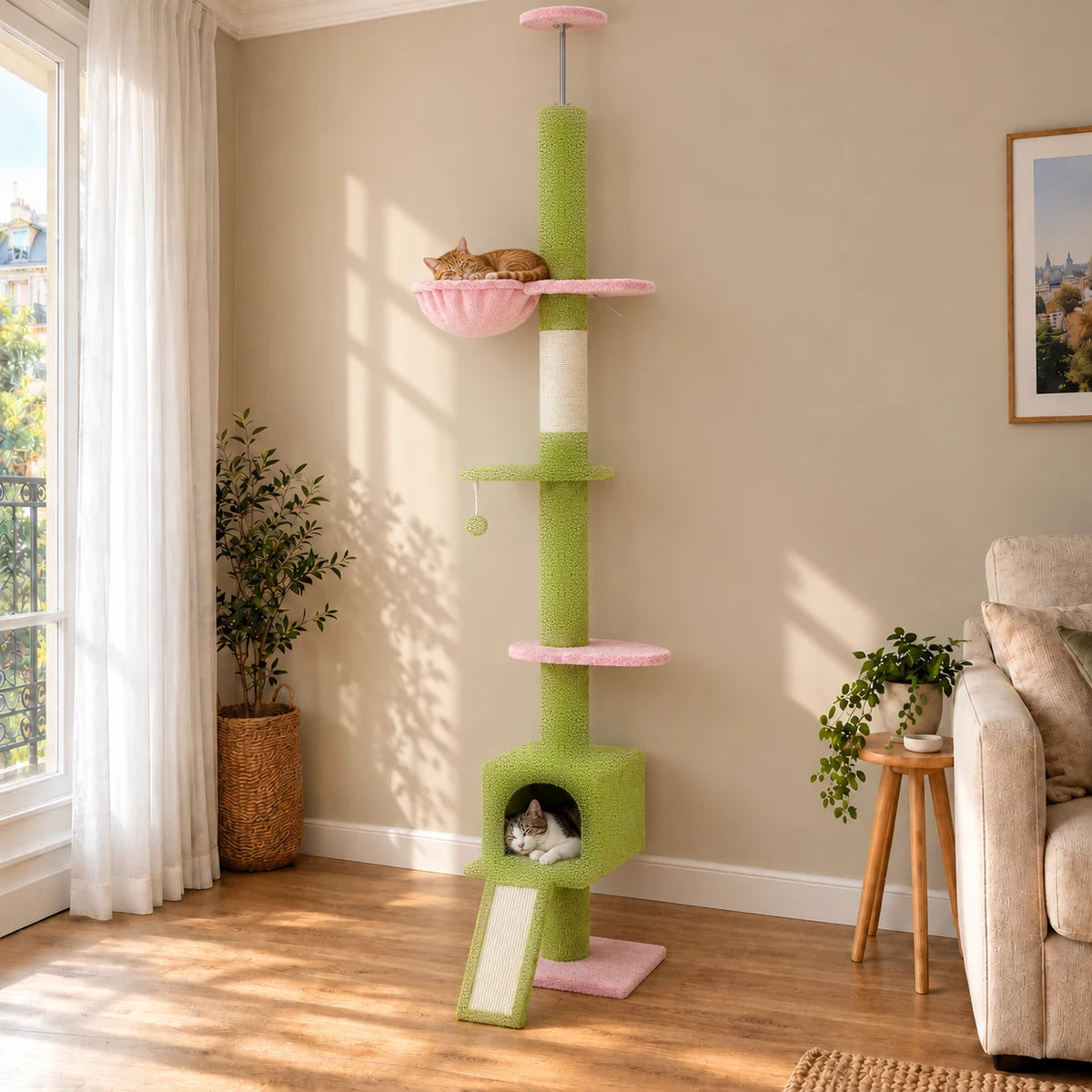 Arbre à chat Mallow rose et vert dans un salon, deux chats endormis dans la nacelle et la niche