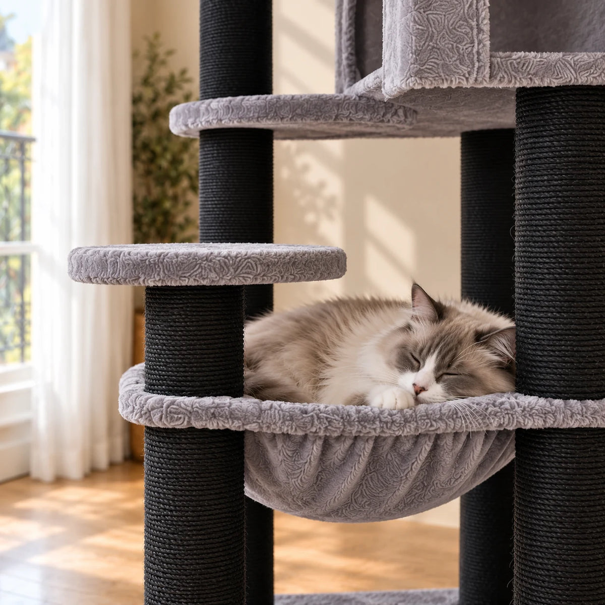 Chat endormi dans le hamac gris de l’arbre à chat Jett avec poteaux noirs