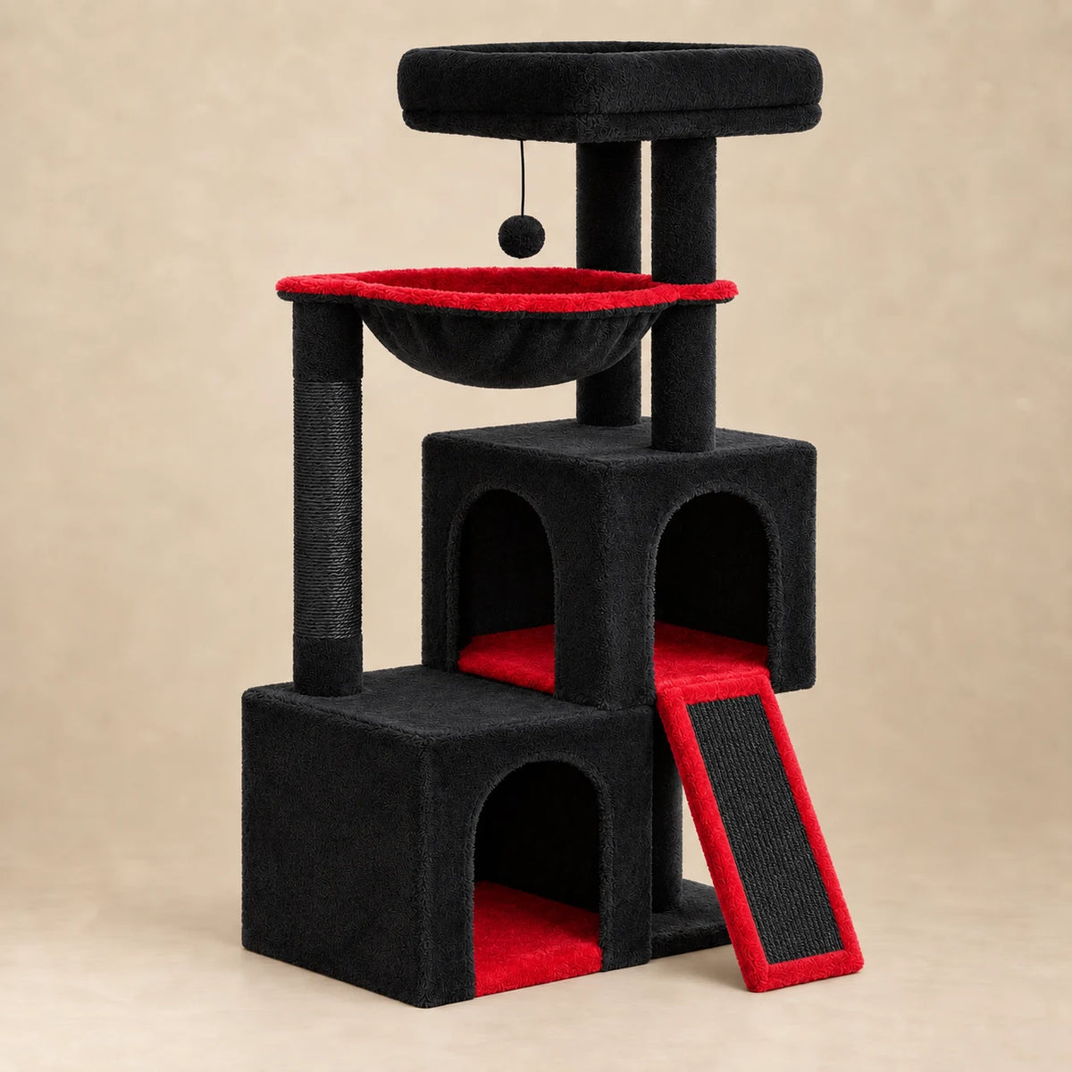 Arbre à chat Ember noir et rouge de 104 cm avec deux niches, hamac, rampe et perchoir sur fond beige