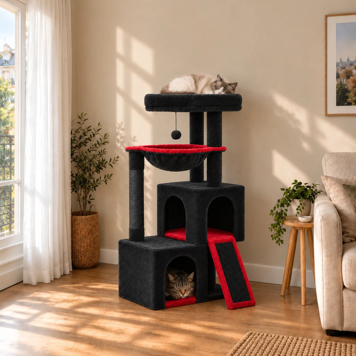 Arbre à chat Ember noir et rouge dans un salon avec deux chats endormis dans la niche basse et sur le perchoir