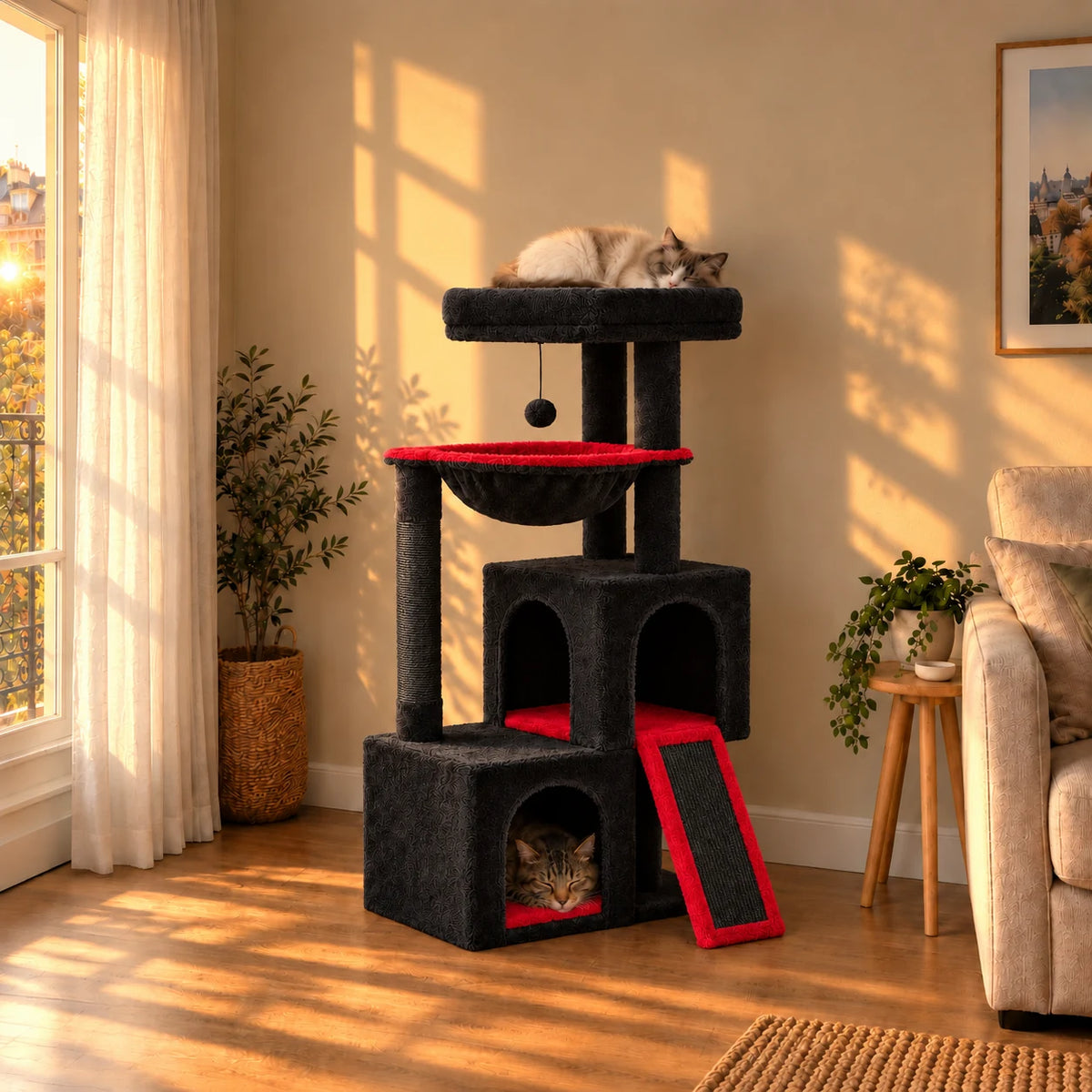 Arbre à chat Ember noir et rouge dans un salon au coucher du soleil avec deux chats endormis