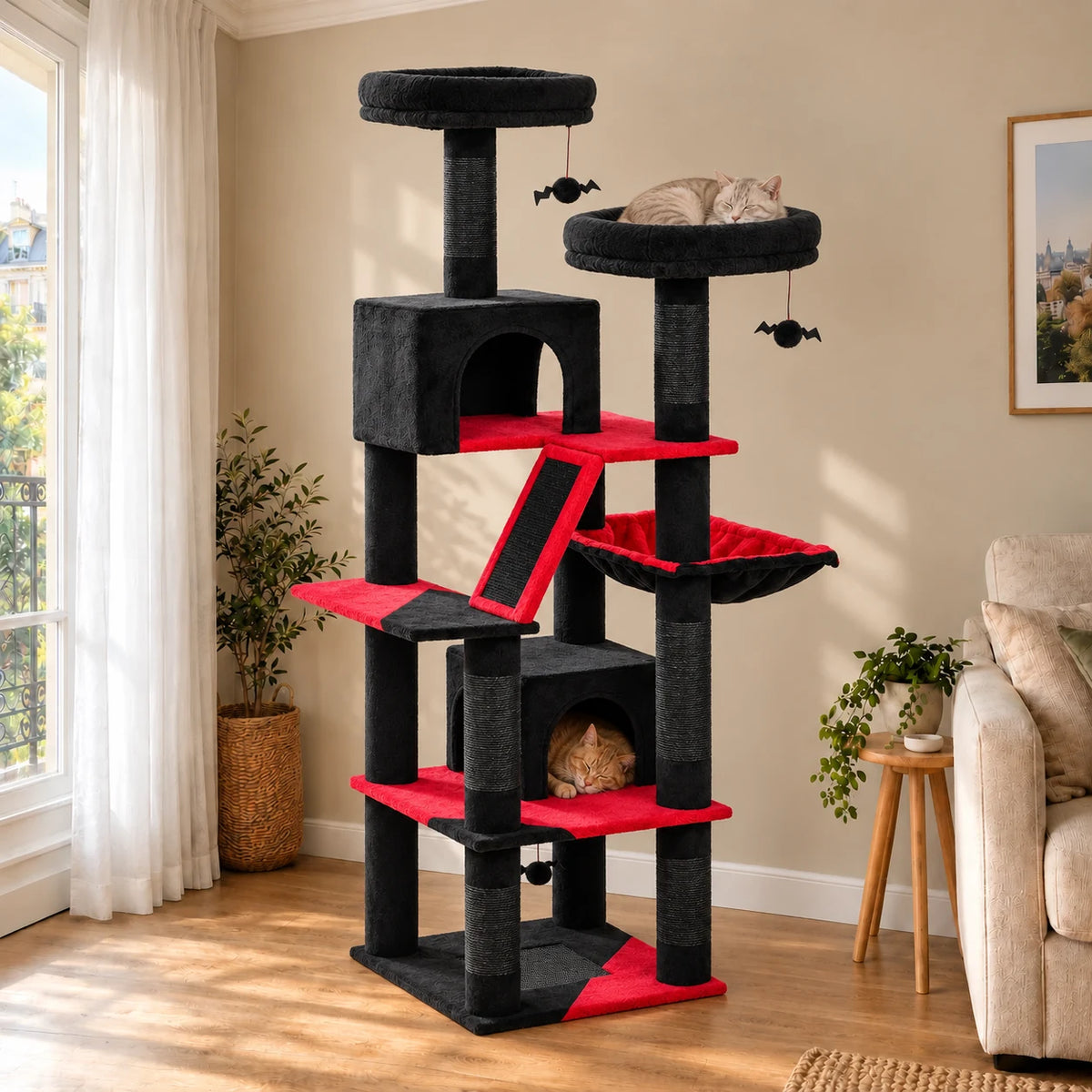 Arbre à chat noir et rouge Midnight dans un salon avec deux chats endormis