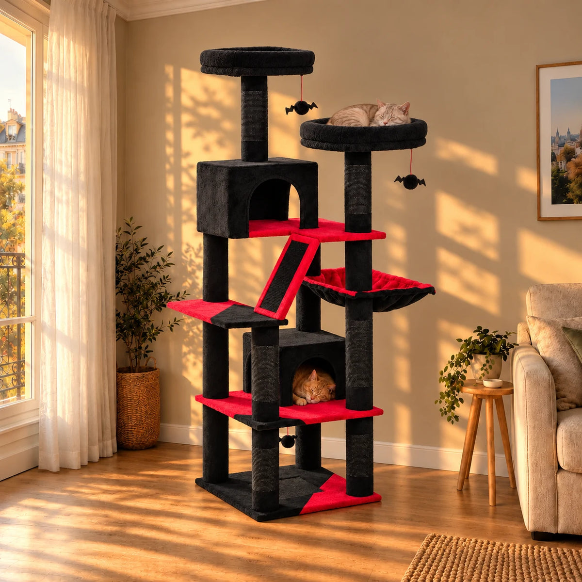 Arbre à chat noir et rouge Midnight dans un salon au coucher du soleil avec deux chats endormis