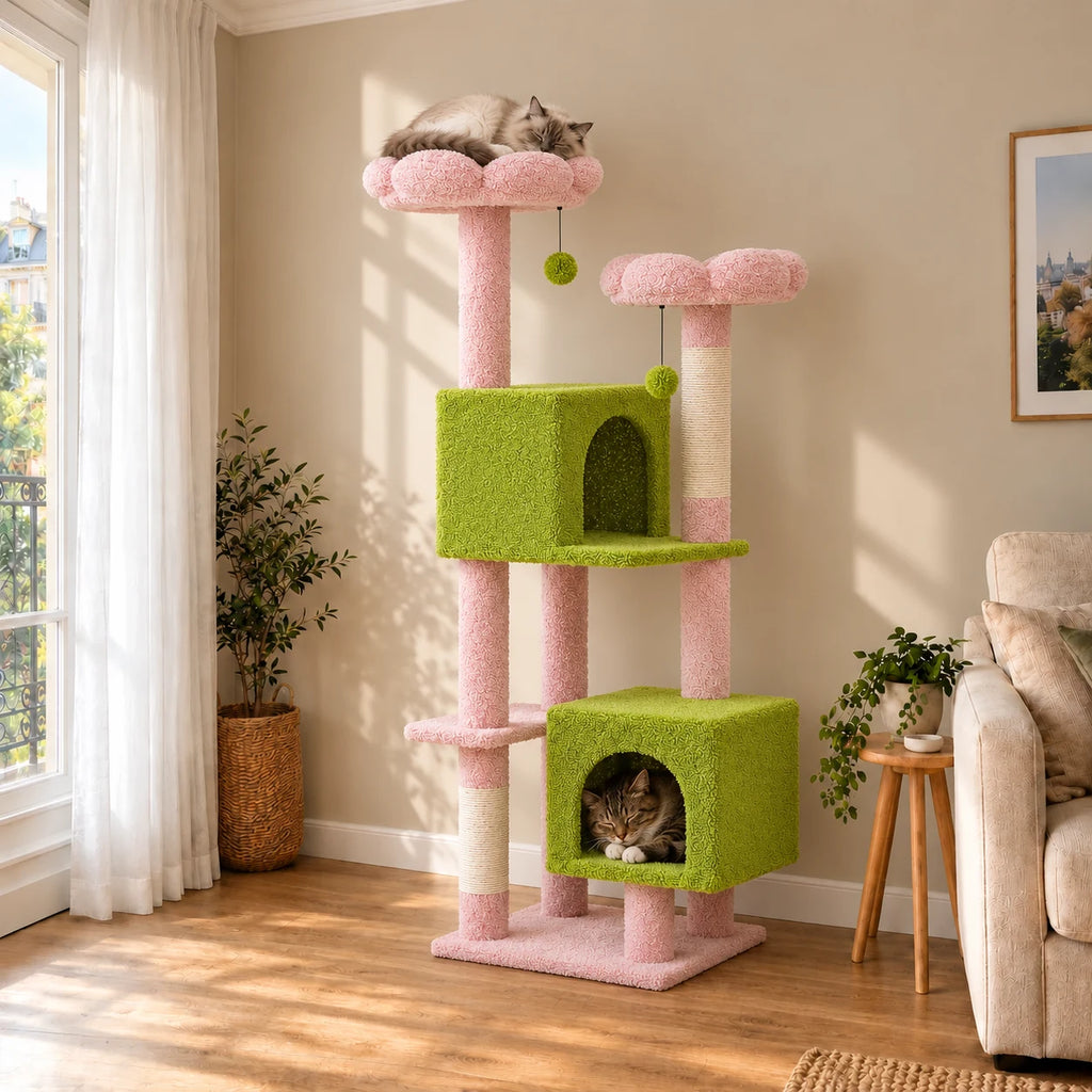 Arbre à chat Clover rose et vert dans un salon, chats endormis sur le perchoir et dans la niche