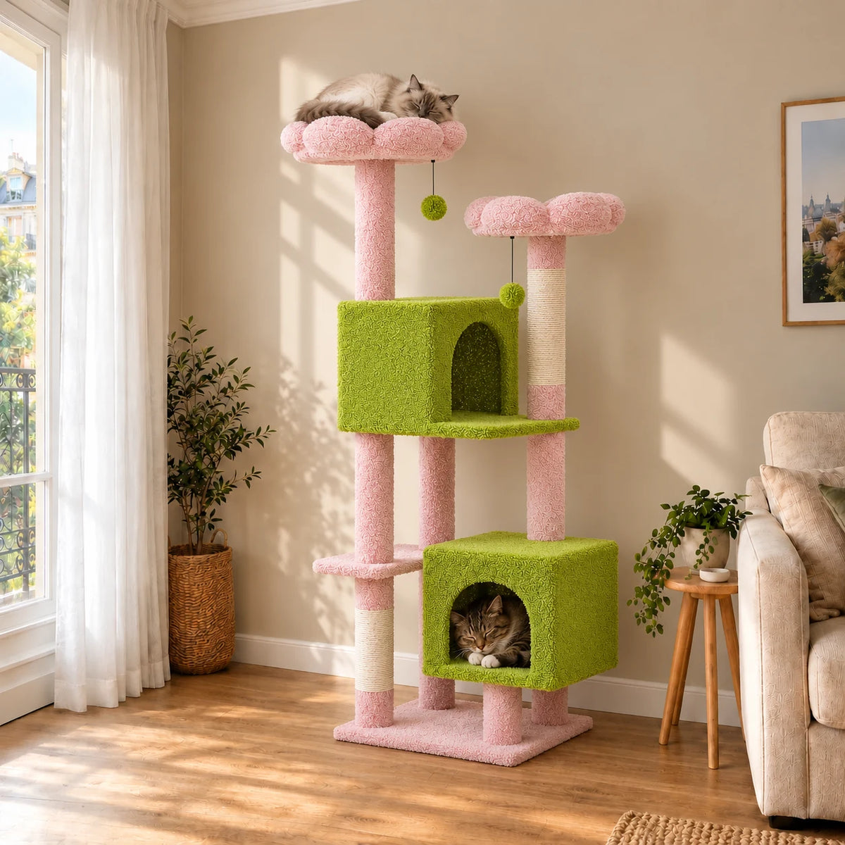 Arbre à chat Clover rose et vert dans un salon, chats endormis sur le perchoir et dans la niche