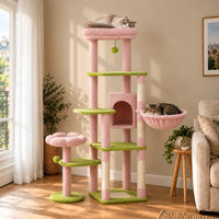Arbre à chat Rosie rose et vert dans un salon avec deux chats endormis dans le lit haut et le hamac
