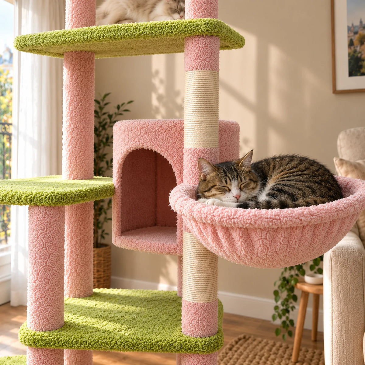 Chat endormi dans le hamac rose de l’arbre à chat Rosie, détail de la niche et des plateformes vertes