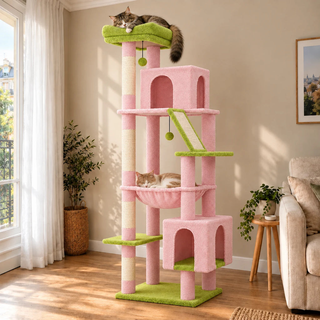 Grand arbre à chat Peony rose et vert dans un salon avec deux chats endormis sur le perchoir et dans le hamac
