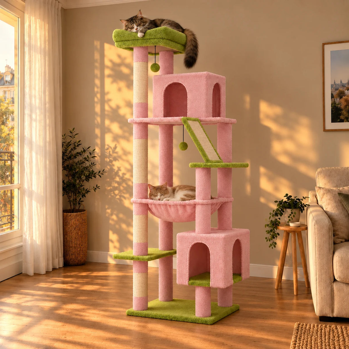 Arbre à chat Peony rose et vert dans le salon au coucher du soleil avec deux chats endormis