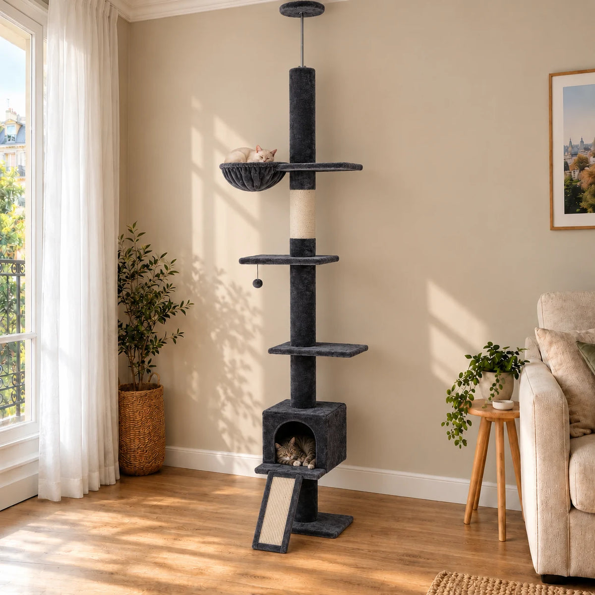 Arbre à chat anthracite Graphite fixé entre sol et plafond dans un salon avec deux chats endormis