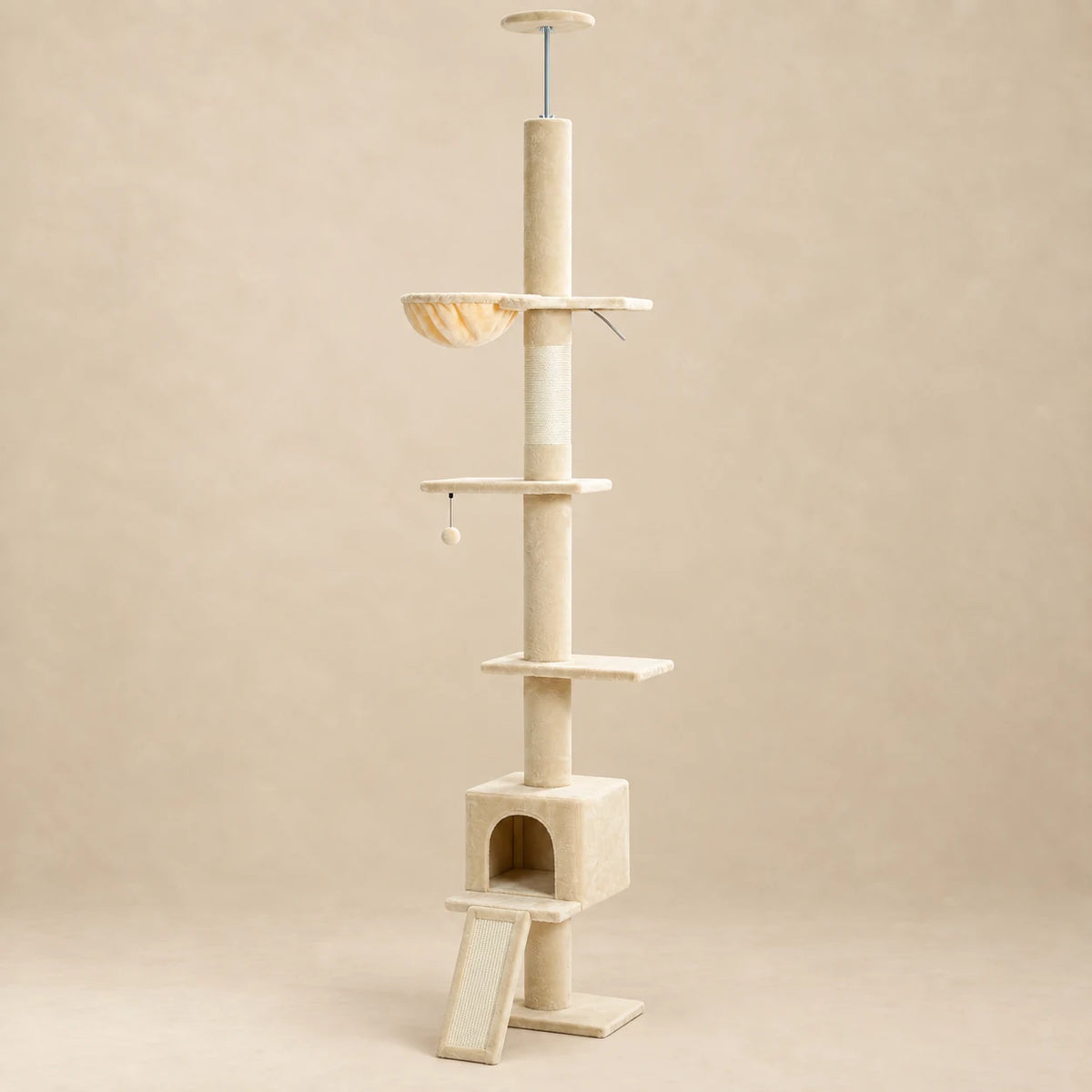 Arbre à chat beige Tansy du sol au plafond, avec hamac, plateformes, niche et rampe sur fond beige