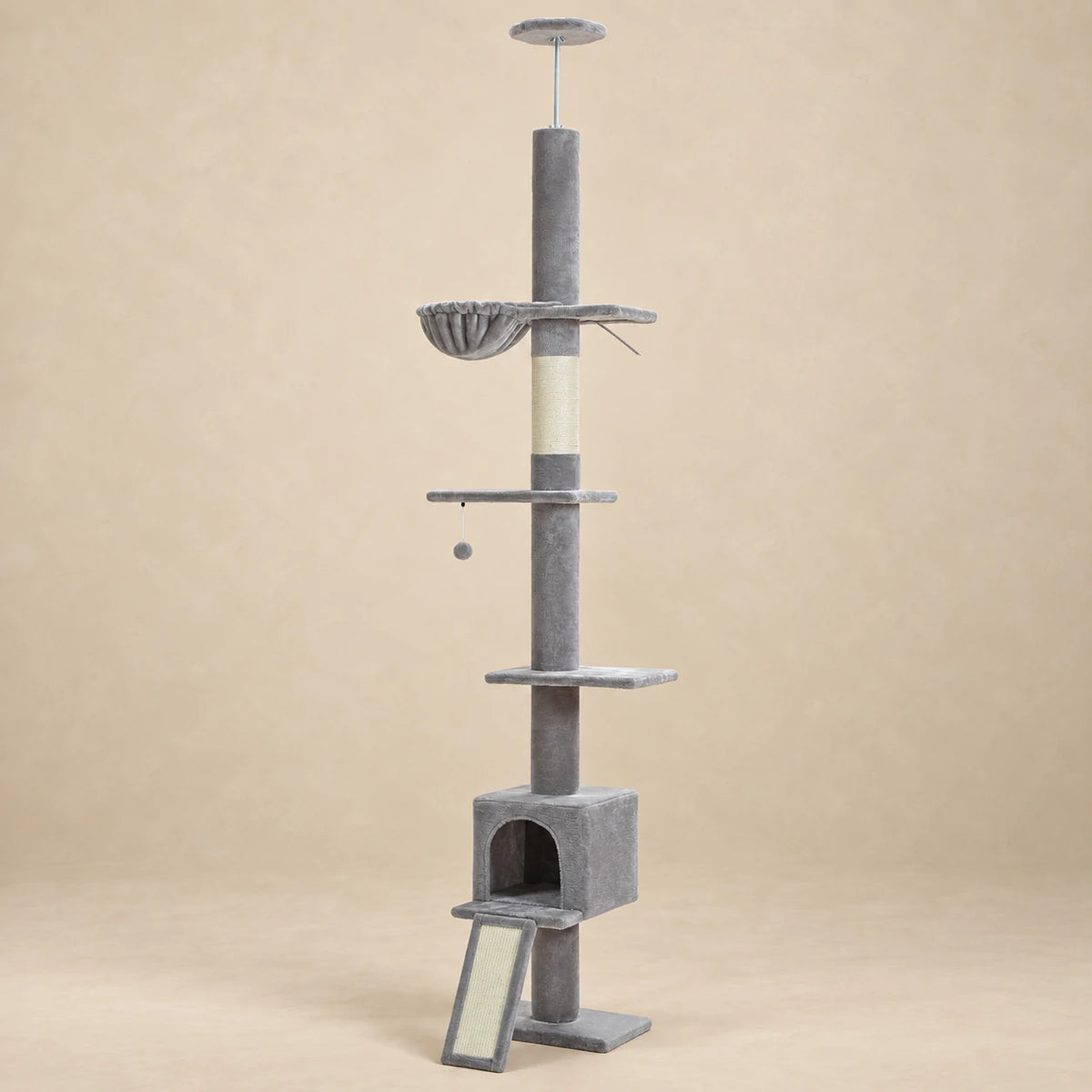 Arbre à chat gris Argent du sol au plafond, avec hamac, plateformes, niche et rampe sur fond beige
