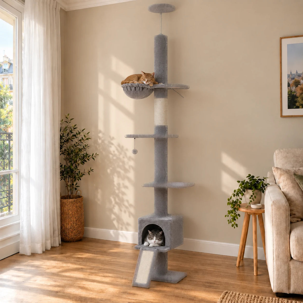 Arbre à chat gris Argent installé contre le mur du salon, avec deux chats endormis dans le hamac et la niche