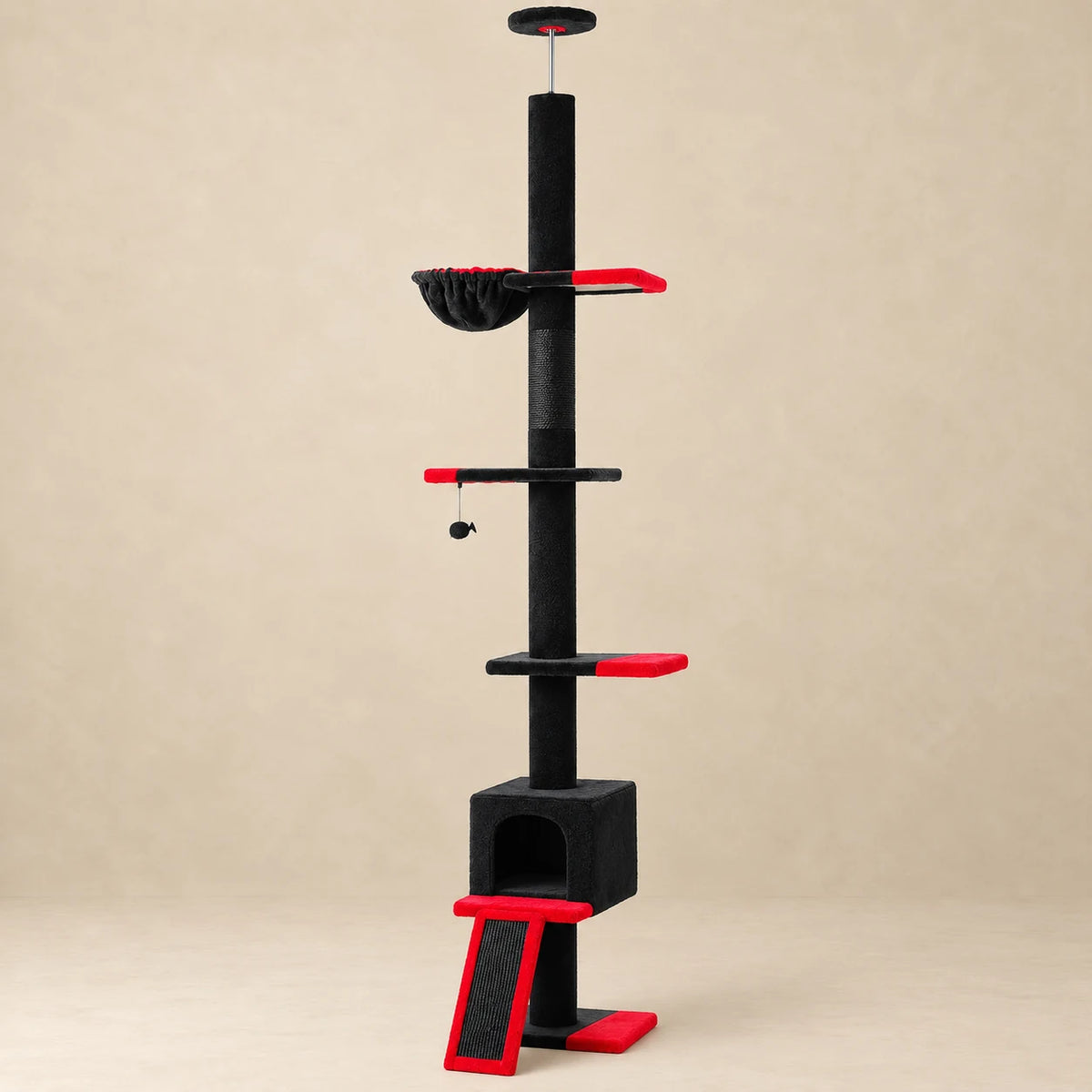 Arbre à chat noir et rouge Ebony du sol au plafond, vue complète sur fond beige