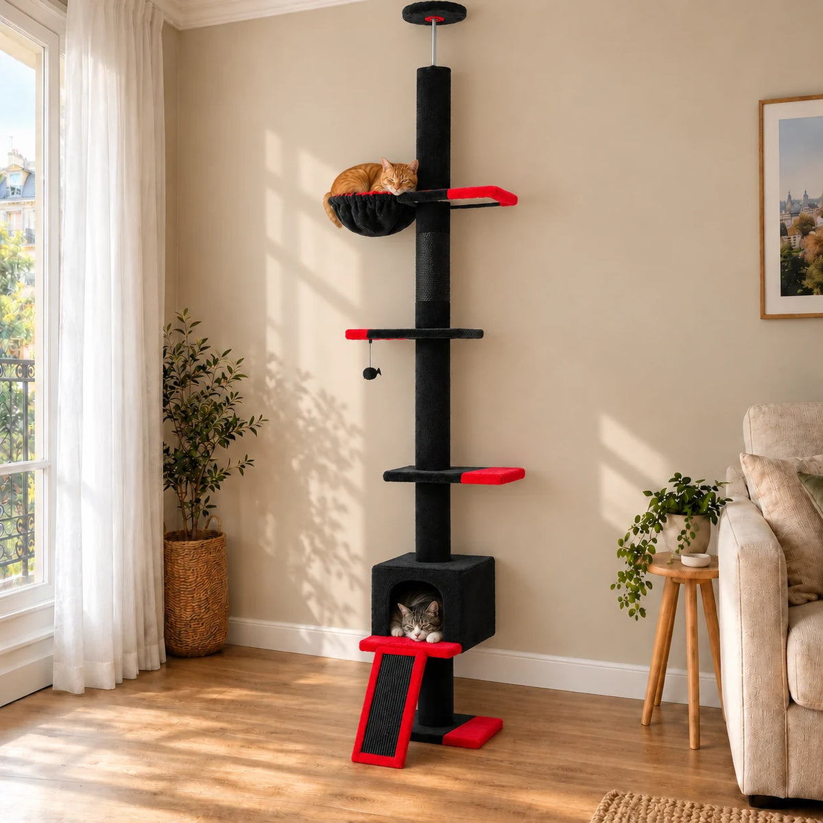Arbre à chat Ebony installé contre le mur du salon, avec deux chats endormis