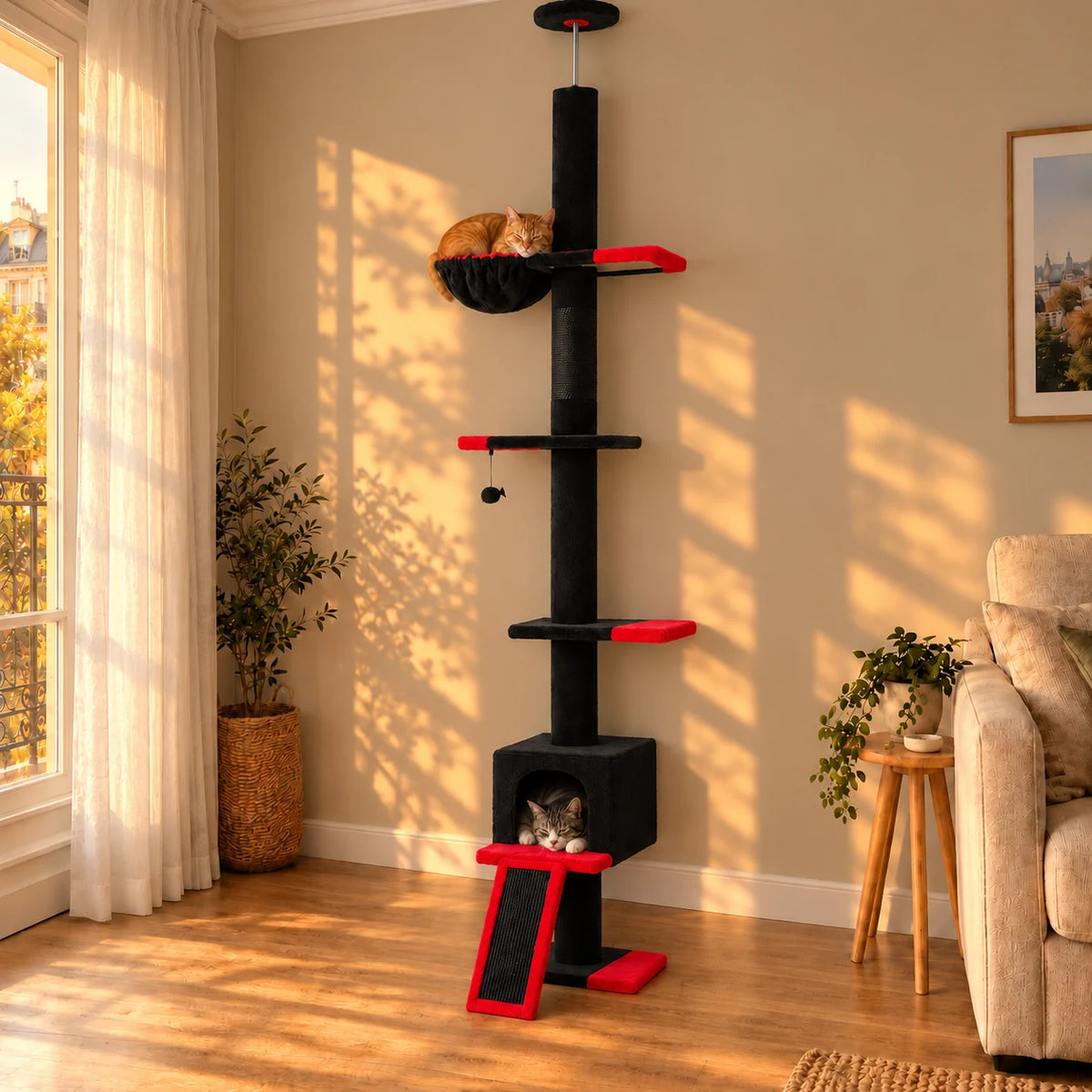 Arbre à chat noir et rouge Ebony dans le salon au soleil couchant, avec deux chats au repos