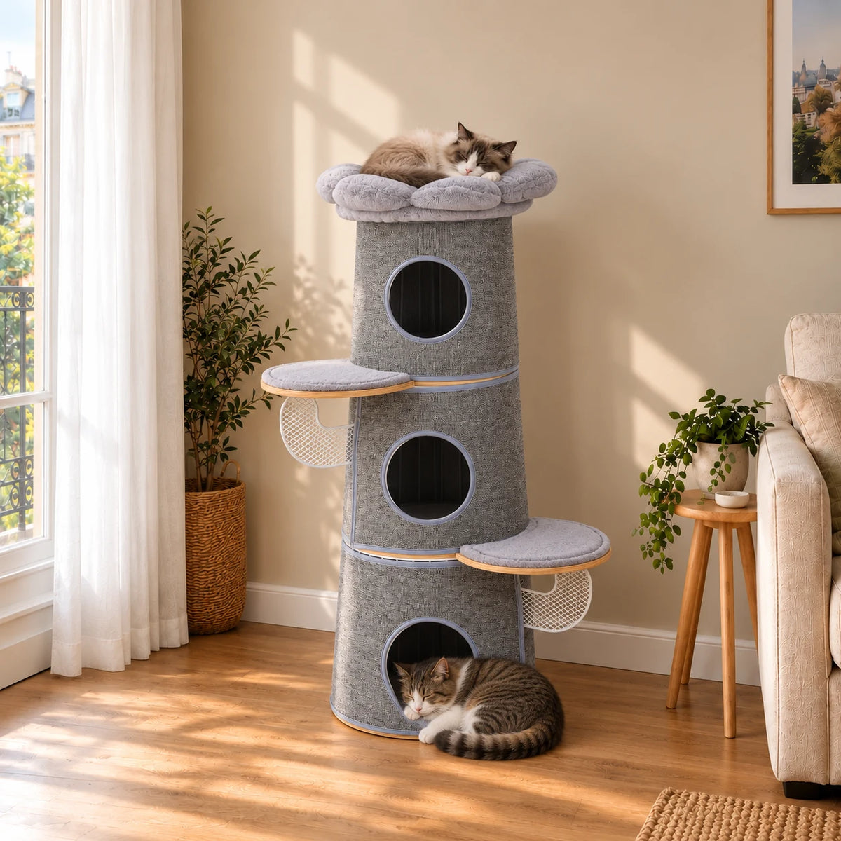Arbre à chat Marlow gris dans un salon avec deux chats endormis et trois niches circulaires
