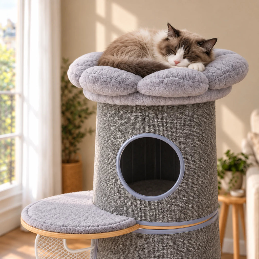 Chat endormi sur le coussin fleuri gris au sommet de l'arbre à chat Marlow