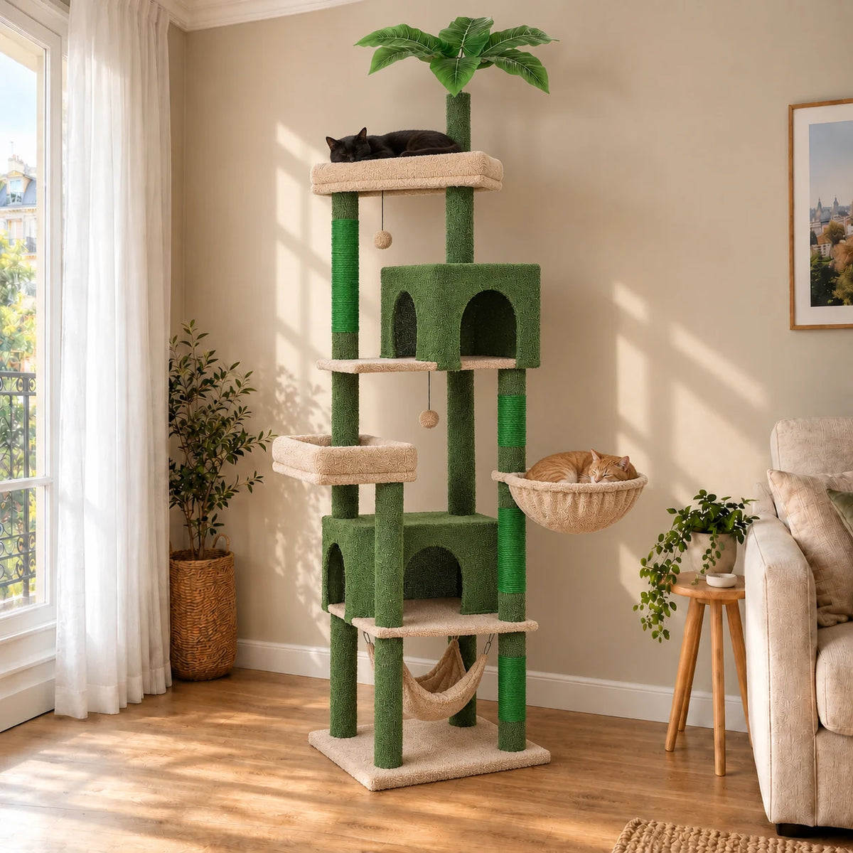 Arbre à chat Palmer vert et beige dans un salon avec deux chats endormis