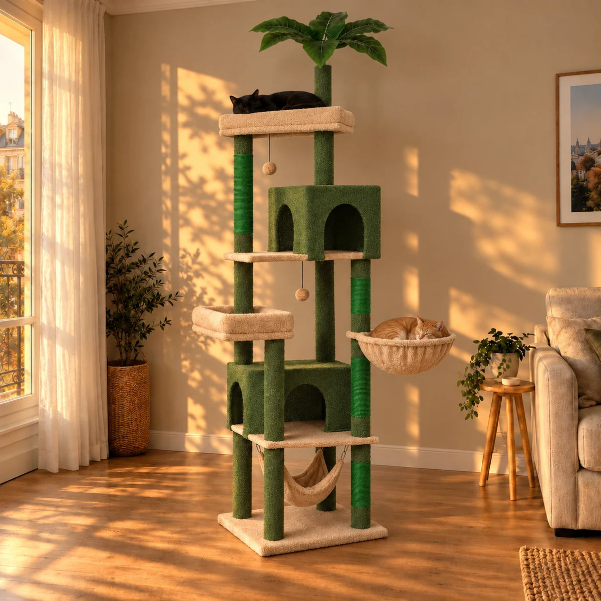 Arbre à chat vert Palmer dans un salon au coucher du soleil avec deux chats endormis