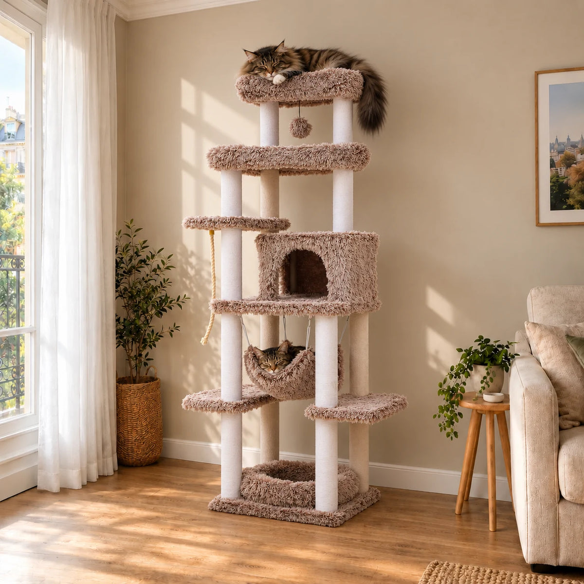Arbre à chat Acorn taupe de 185 cm dans un salon avec un Maine Coon endormi en haut et un chat dans le hamac