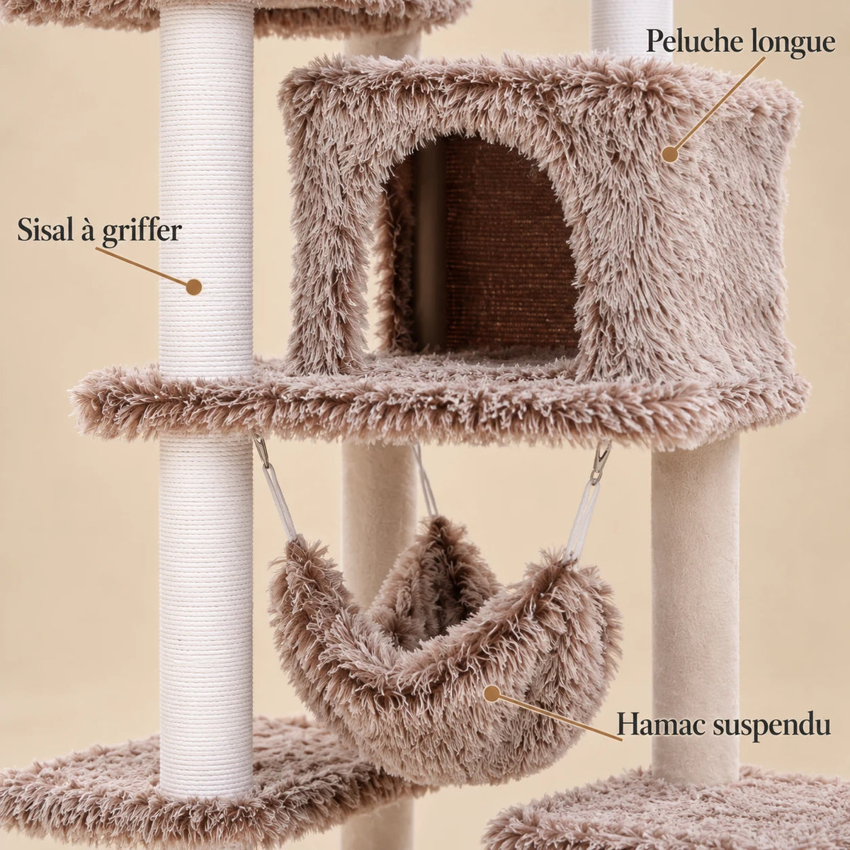 Détails de la peluche longue taupe, des poteaux en sisal et du hamac suspendu de l’arbre à chat Acorn