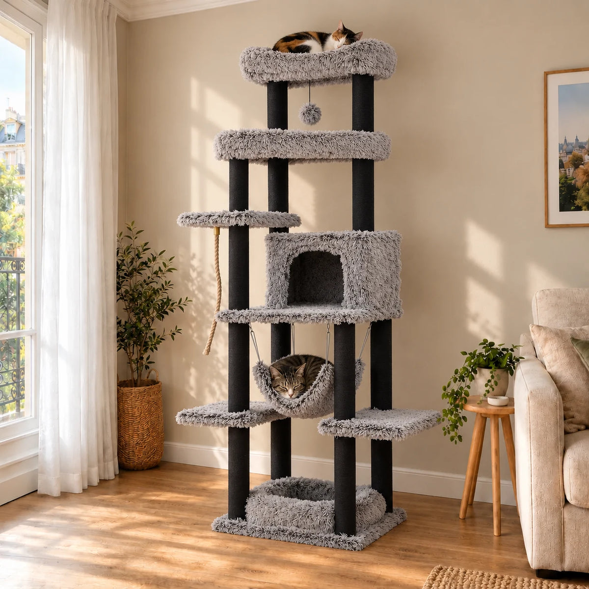 Grand arbre à chat Pebble gris dans un salon, chats endormis au sommet et dans le hamac