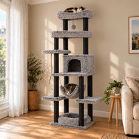 Grand arbre à chat Pebble gris dans un salon, chats endormis au sommet et dans le hamac
