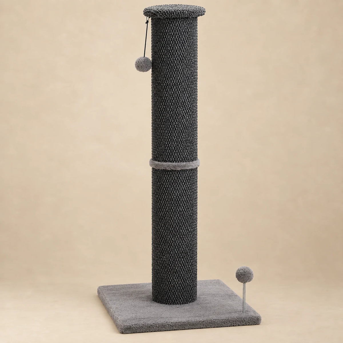Grand griffoir Obélisque anthracite en tissu de sisal de 82 cm sur fond beige