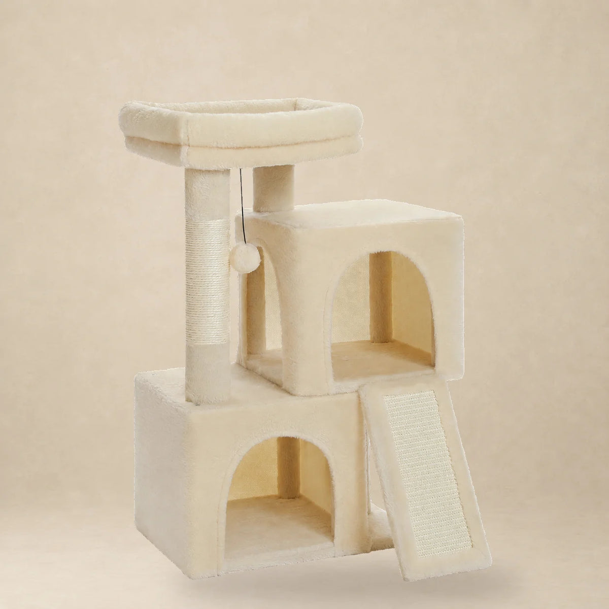 Petit arbre à chat Bramley beige de 77 cm avec deux niches, perchoir rembourré et rampe en sisal sur fond beige
