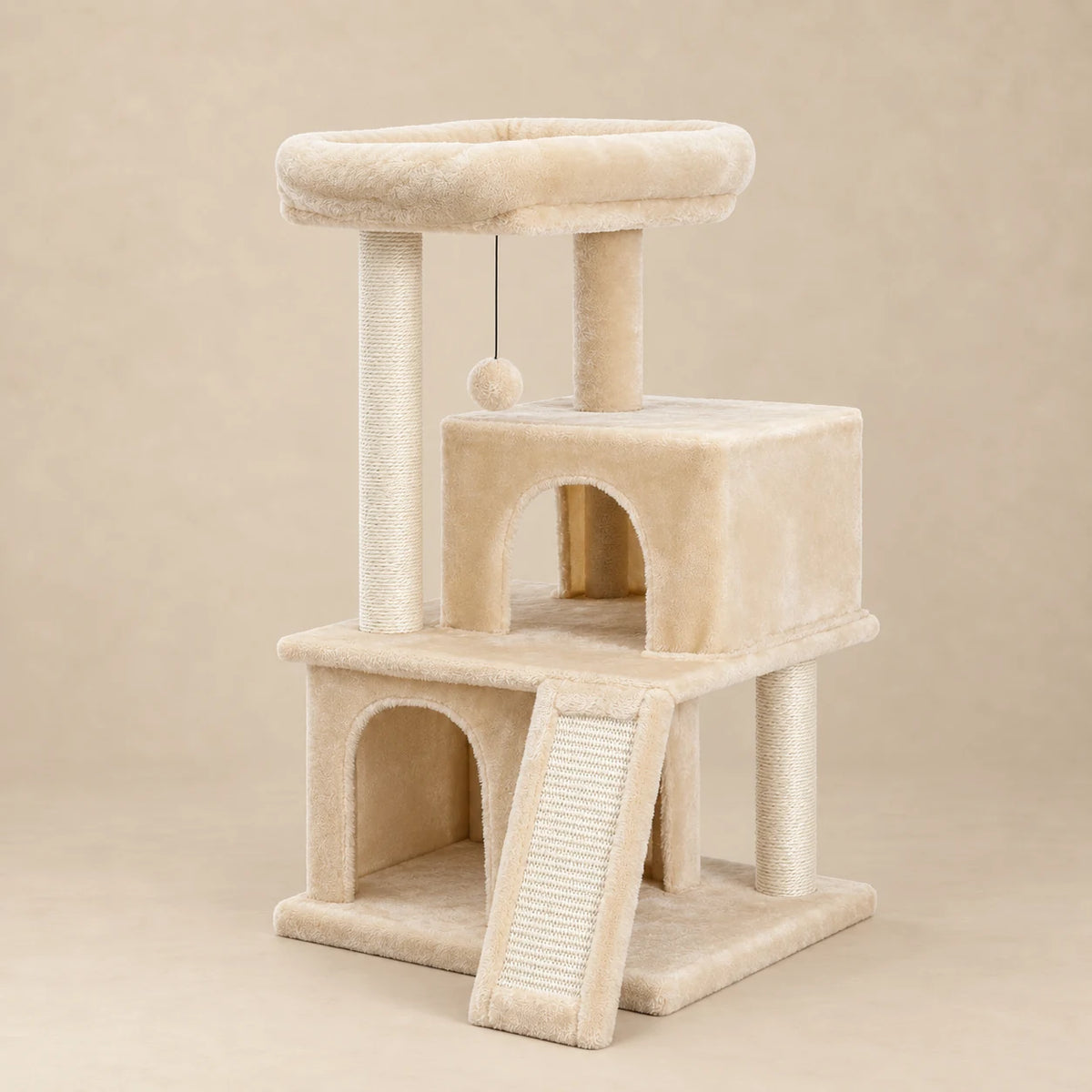 Petit arbre à chat Tilly beige de 86 cm avec deux niches et rampe à griffer sur fond beige