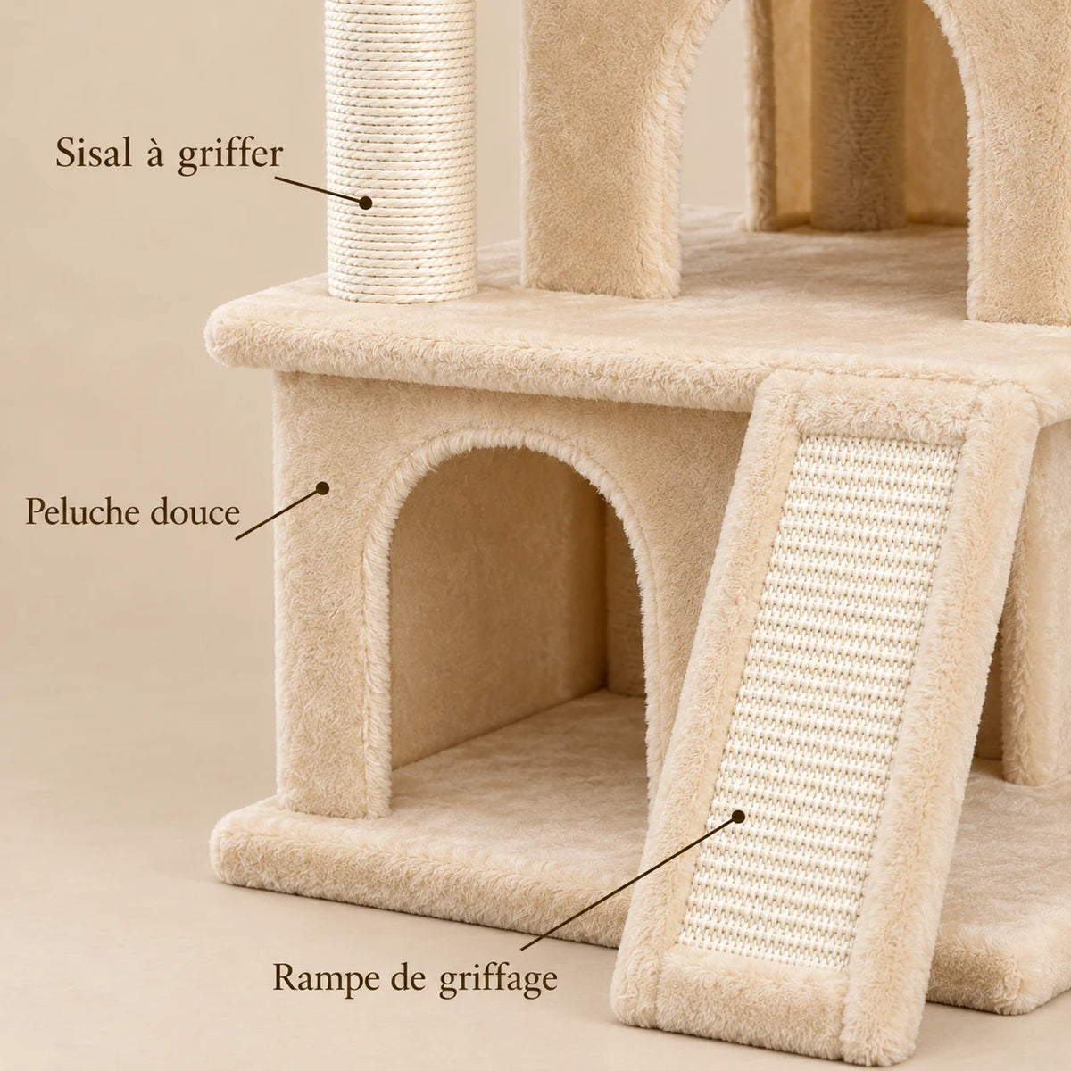 Détails de la peluche beige, du poteau en sisal et de la rampe à griffer de Tilly