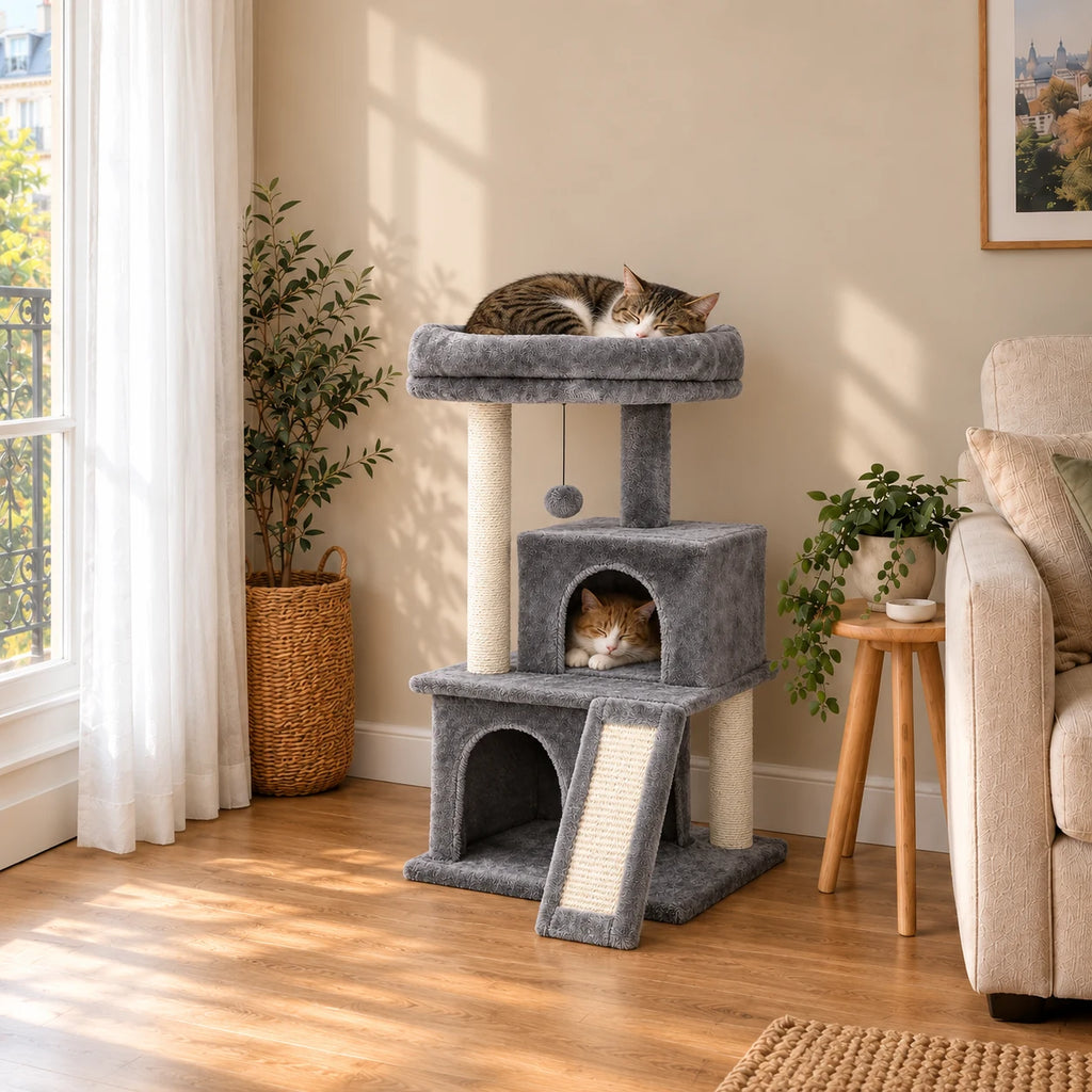 Arbre à chat Mabel gris dans un salon avec un chat sur le perchoir et un autre dans la niche