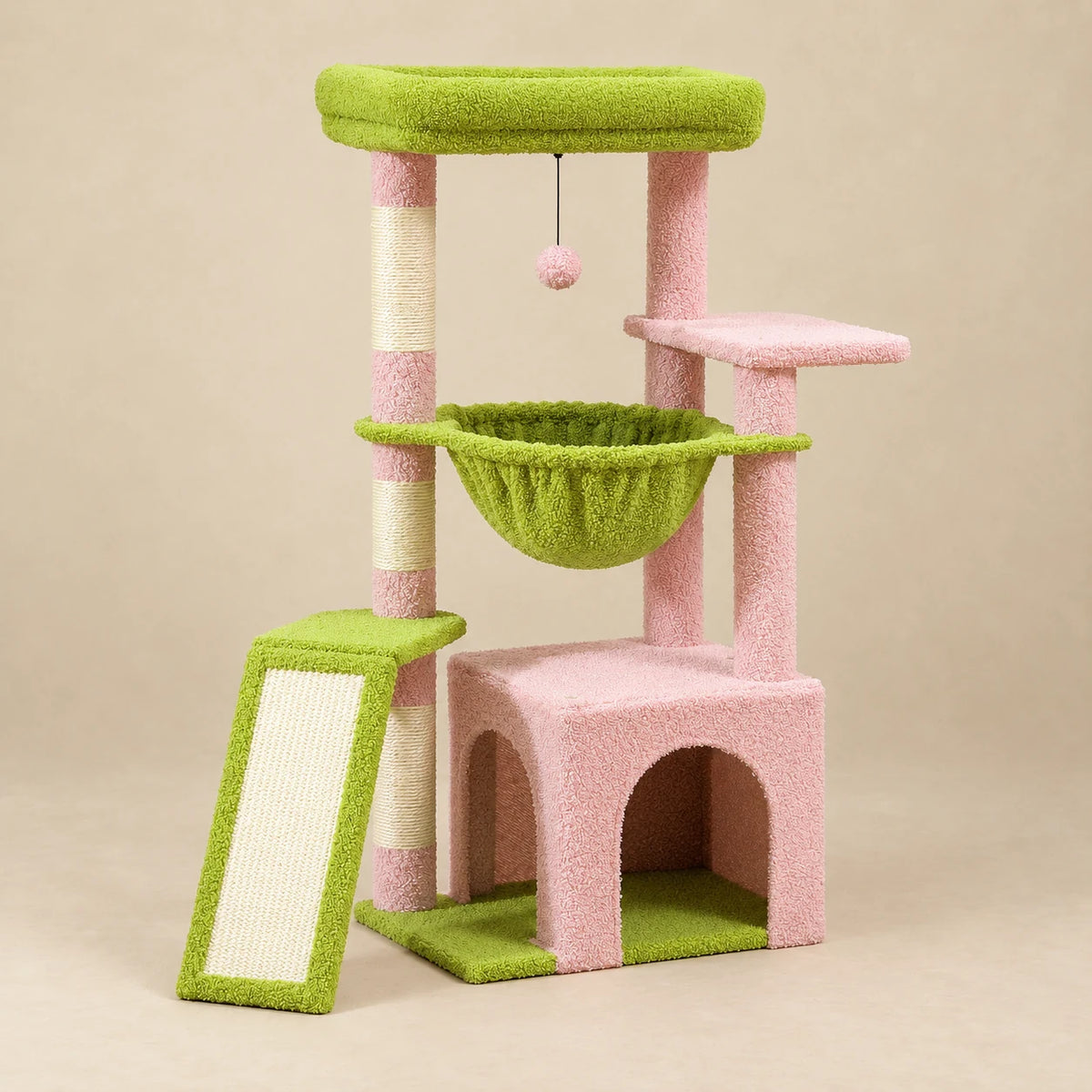 Petit arbre à chat rose et vert Posy avec niche, hamac et rampe, vue entière sur fond beige