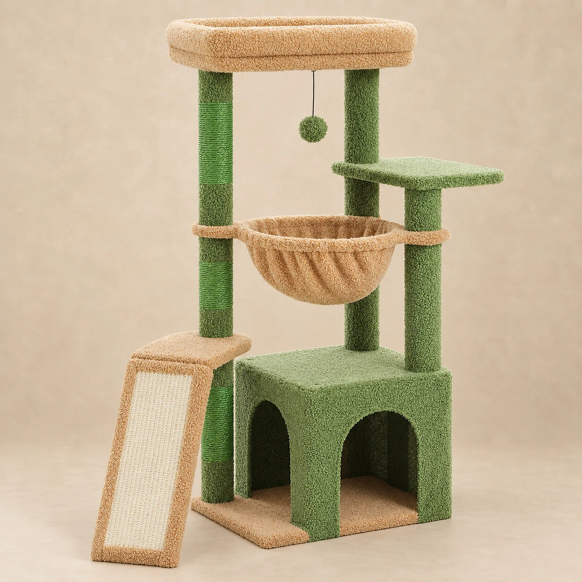 Petit arbre à chat vert et beige Olive avec niche, hamac et rampe, vue entière sur fond beige